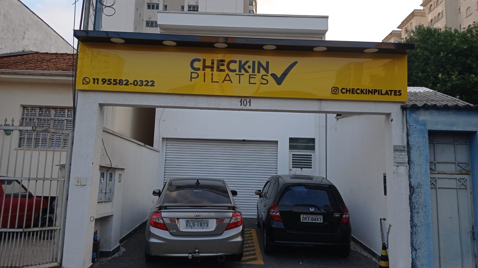 Fachada do Check-in Pilates & Yoga no Tatuapé, Rua Francisco Marengo, 761, com a placa amarela da unidade